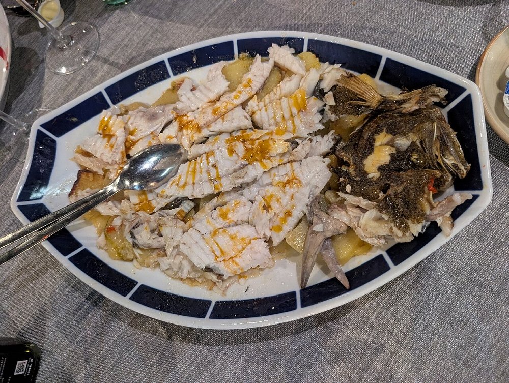 Rodaballo con salsa romesco: uno de los mejores pescados en Madrid